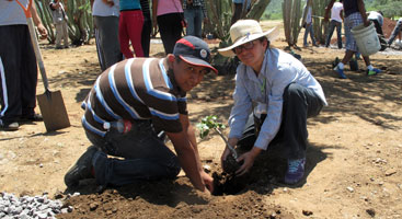 School planting day in community garden in the San Rafael community, Mexico