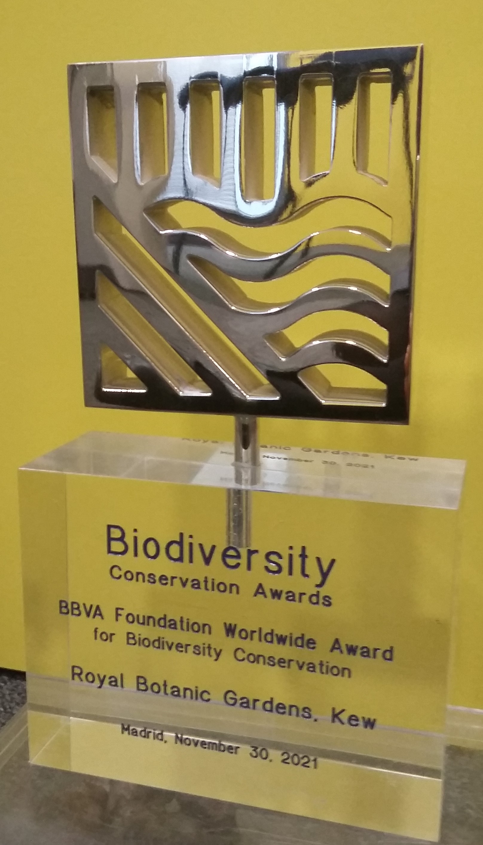 The award engraved with the text Biodiversity Conservation Awards, BBVA Foundation Worldwide Award for Biodiversity Conservation, Royal Botanic Gardens, Kew, Madrid, November 30 2021